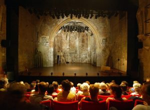 salle-leo-ferre-avec public théâtre du chêne noir