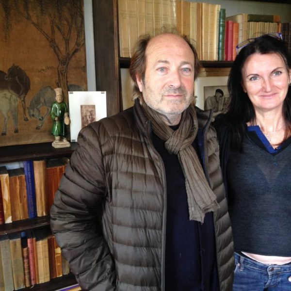 Agnes Durbet Giono et Salvatore dans le mythique bureau de son grand père à Manosque