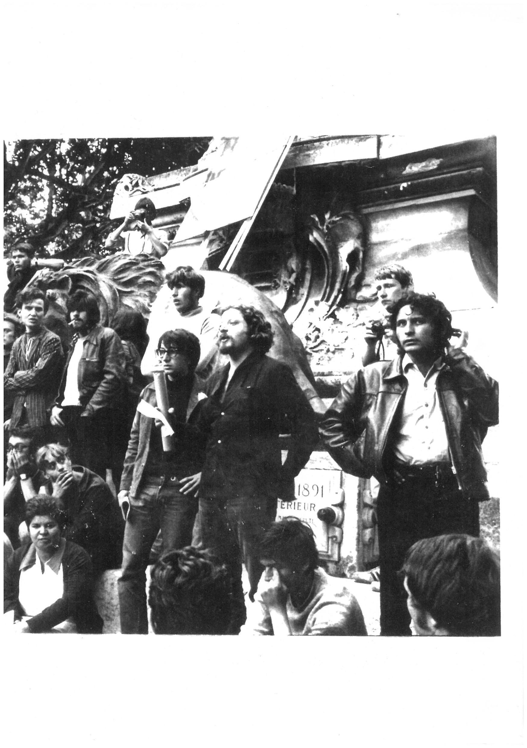 Gérard Gelas, jean jacques lebel, andré Benedetto 1968 sur la place de l'horloge - Copie